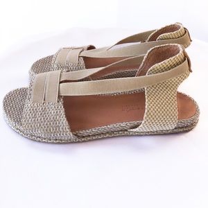 Gentle Soles by Kenneth Cole Women’s Lark Elastic Flat Sandal 8.5 Natural Silver